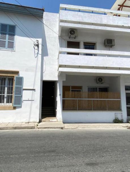 Noer Hostel Larnaca Bagian luar foto