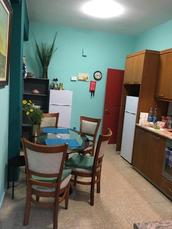 Noer Hostel Larnaca Bagian luar foto